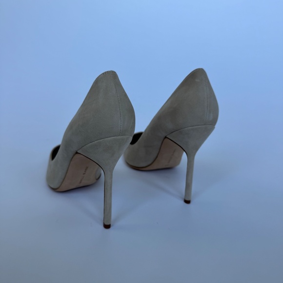 Manolo Blahnik BB 90 Light Beige Suede Pointed Toe Pumps, Size 39 - Picture 2 of 5